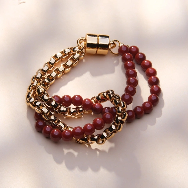 Bransoletka z koralików bordo i pozłacanego łańcuszka. WINO PRZY ŚWIECACH
