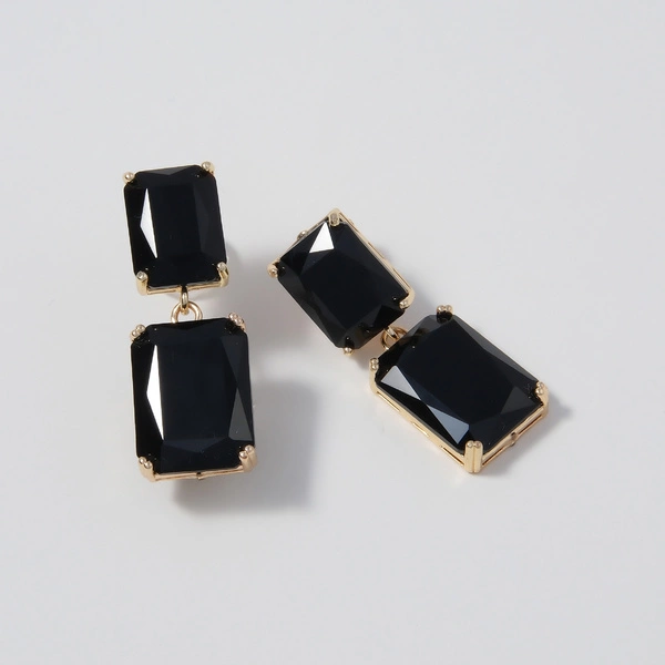 Kolczyki wiszące z czarnych prostokątnych kryształów. CHARME