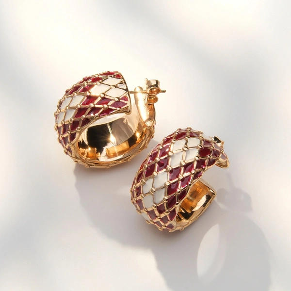 Złocone okrągłe kolczyki z białymi rombami na burgundzie. DAMA Z OXFORDU