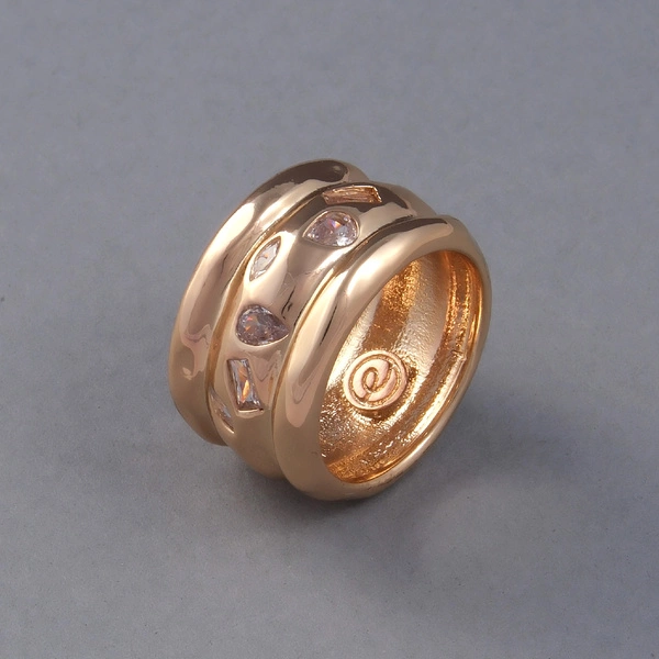 Szeroki pozłacany pierścionek wysadzany cyrkoniami. CASINO ROYAL