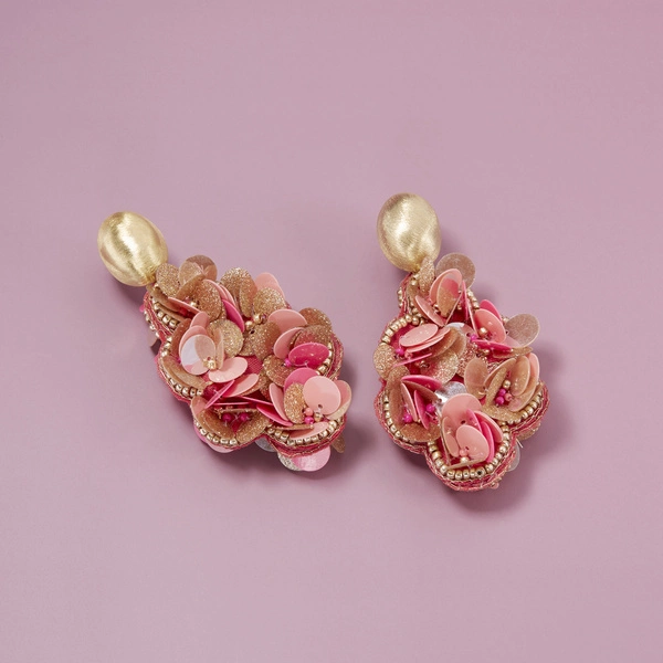 Długie kolczyki wiszące z brzoskwiniowymi płatkami. DOTYK MOTYLA