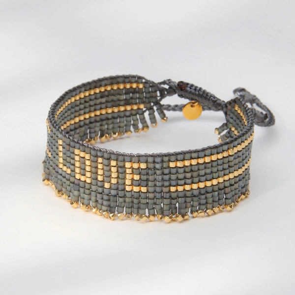 Bransoletka z szarych paciorków Miyuki ze złotym napisem. SŁOŃCE MÓWI LOVE