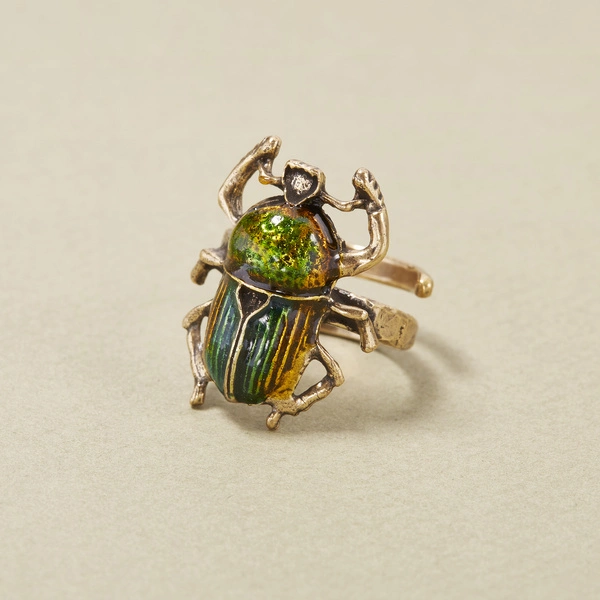 Pierścionek artystyczny skarabeusz, zdobiony emalią. WIECZNIE MŁODA