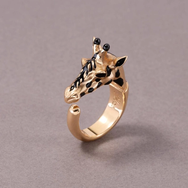 Pozłacany pierścionek z emaliowaną głową żyrafy. KRÓLOWA SAWANNY