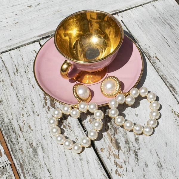 Duże kolczyki ze sztywną zawieszką w kształcie serca. NIEWINNY FLIRT