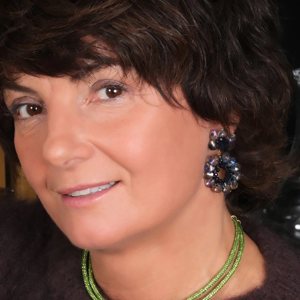 Kolczyki z kwiatem i kroplą z akrylowych płatków. DOTYK ROSY