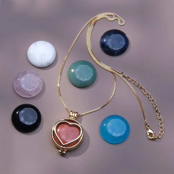 Złocony wisiorek z sercem i 7 wymiennymi kamieniami. SIEDEM BARW MIŁOŚCI