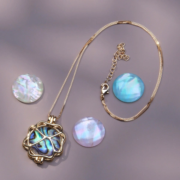 Złocony wisiorek z koniczyną i 4 wymiennymi muszelkami. CZTERY KOLORY W TALII