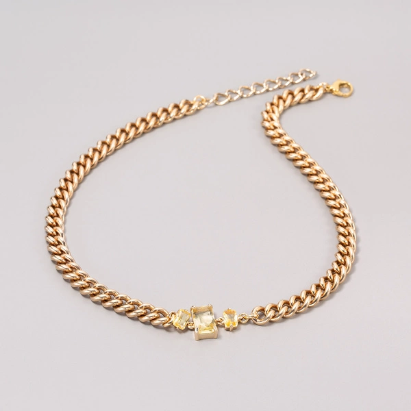 Złocony naszyjnik na grubym łańcuchu z trzema kryształami. BRUNA