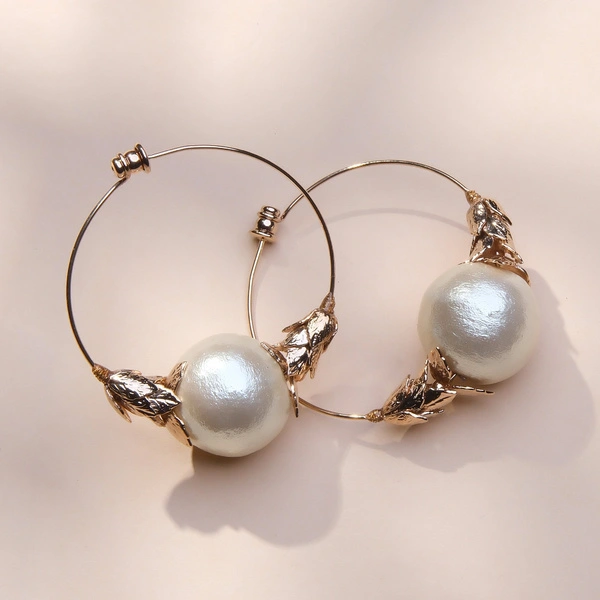 Złocone kolczyki z perłowym koralikeim w objęciu liści. ZŁOTE LAURY