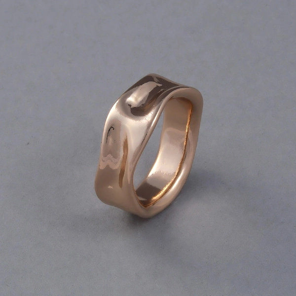 Wąski pozłacany pierścionek o tłoczonej powierzchni. ALEJA GWIAZD