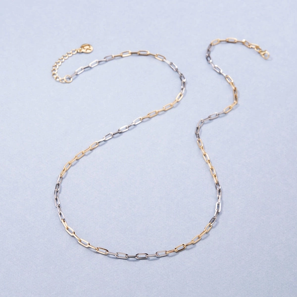 Naszyjnik z łączonych srebrnych i złotych łańcuchów. CZARNO NA BIAŁYM