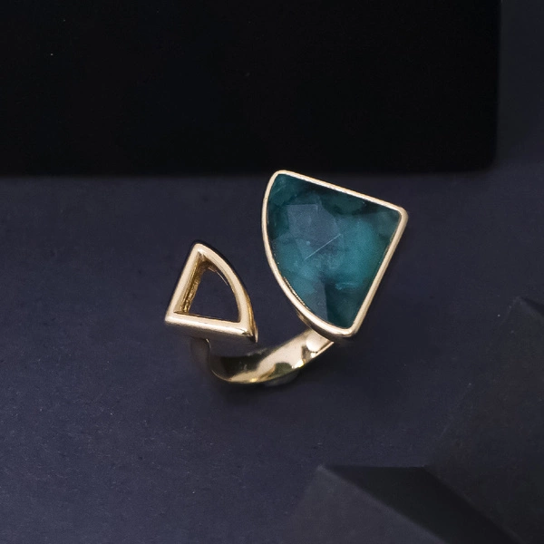 Otwarty złocony pierścionek z trójkątnym szmaragdem. SZMARAGD NADZIEI