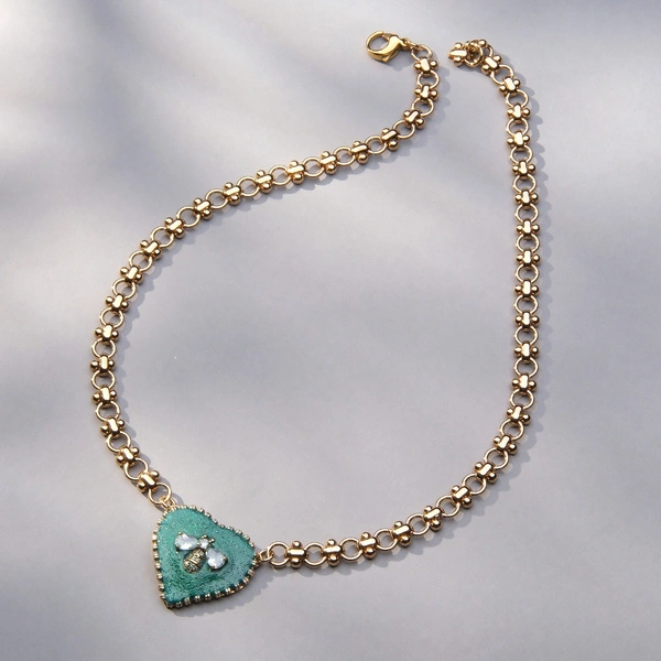 Pozłacany wisior z zielonym sercem z pszczółką z cyrkonii. NAJPIERW JA