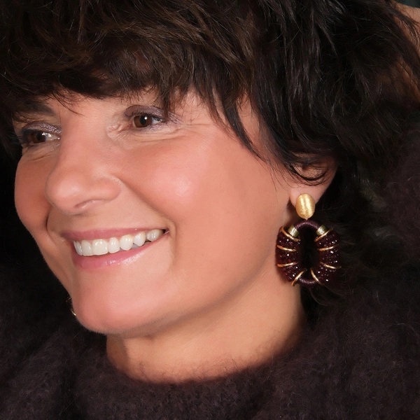 Pozłacane owalne kolczyki z burgundowymi akcentami. CHATEAU BORDEAUX