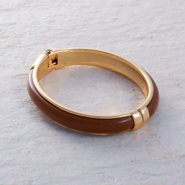 Złocona bransoleta z dekorem z akrylu w kolorze mokka. CAFE MOCCA