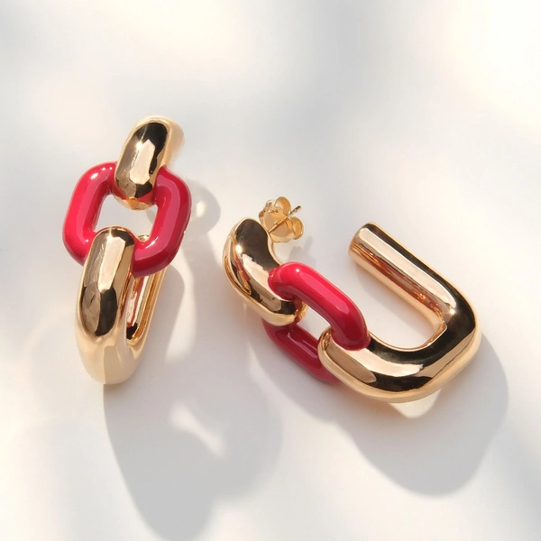 Złocone kolczyki z ogniwem w tonie czerwonej dalii. WŁOSKIE NAMIĘTNOŚCI