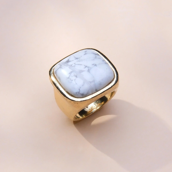 Pozłacany pierścień z białym kwadratowym howlitem. POGODA DUCHA