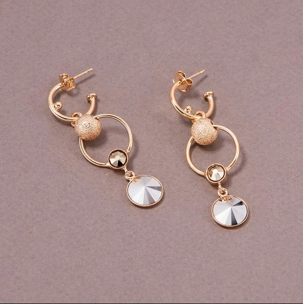 Pozłacane kolczyki wiszące z dwiema okrągłymi zawieszkami. MAM MOC