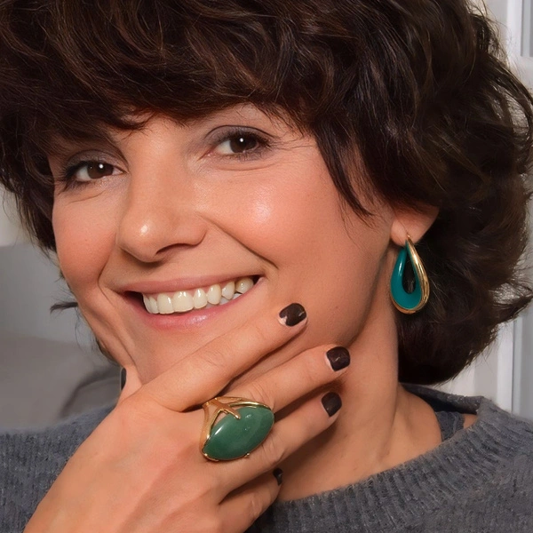 Złocony pierścień z owalnym zielonym kwarcem. HARCE Z KWARCEM