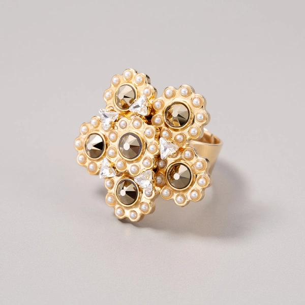 Złocony pierścionek z kwiatami z perłami i kryształkami. JEDEN ZA WSZYSTKIE