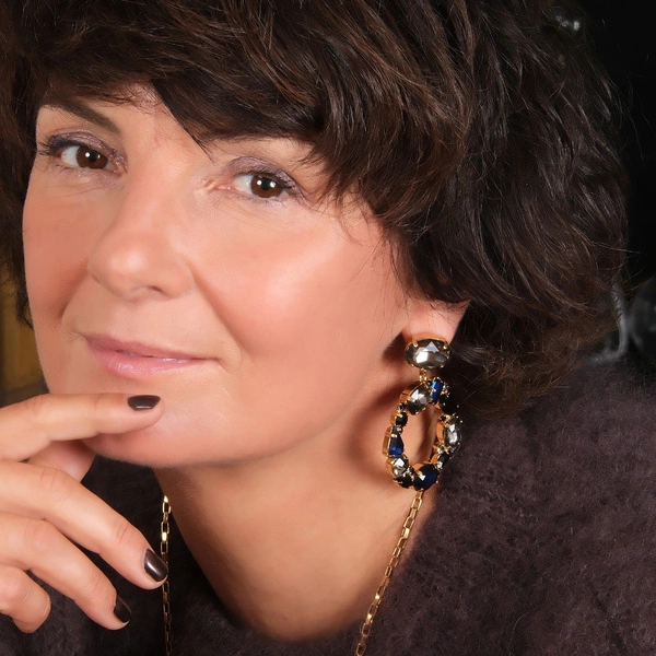 Złocone kolczyki koła z szarymi i ciemnoniebieskimi kryształami. ZWIERCIADŁA NOCY