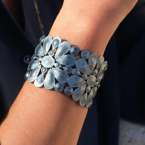 Szeroka zlocona bransoletka z niebieskimi kwiatami. GIARDINO SEGRETO