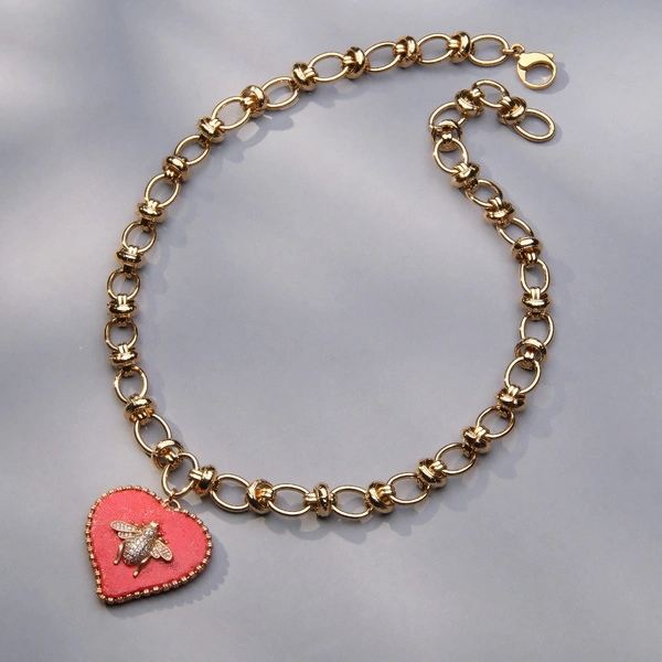 Pozłacany wisior z czerwonym sercem z muszką z cyrkonii. KIEDYŚ CIĘ ZNAJDĘ