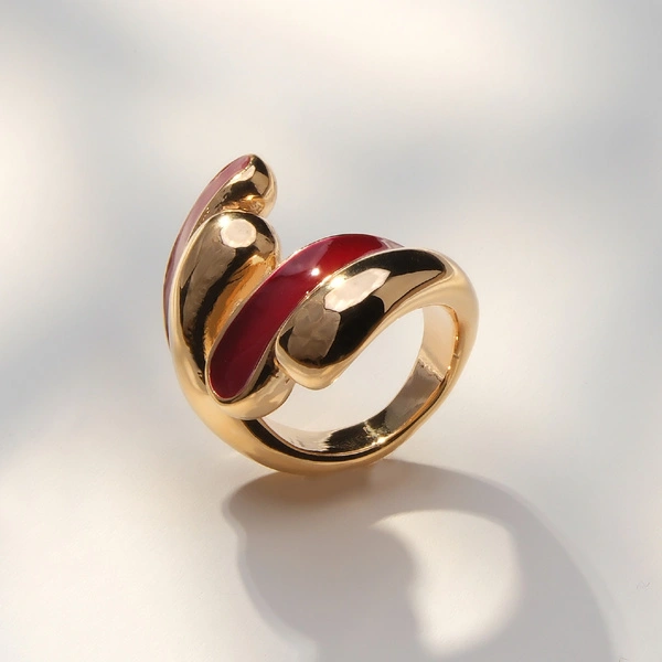 Złocony pierścionek z akcentami z czerwonej emalii. CZERWONA SZMINKA