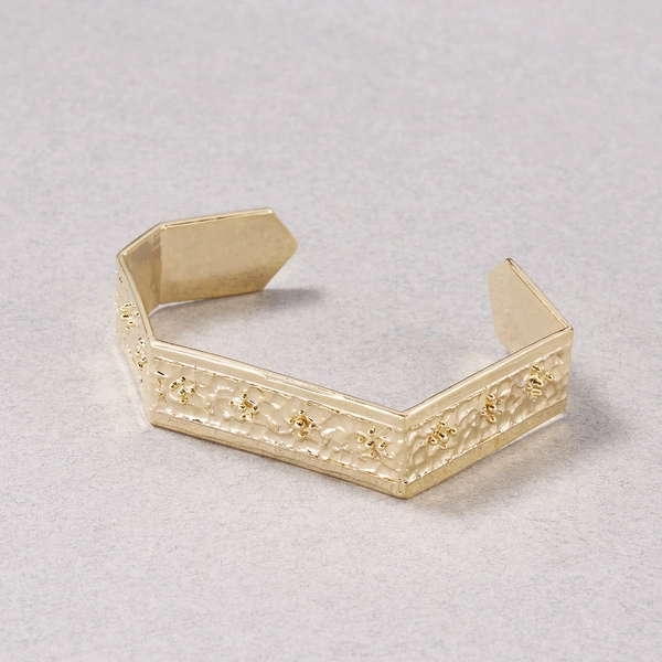 Sztywna bransoletka z architektonicznym motywem. HYGGE