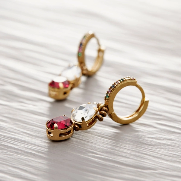 Kolczyki wiszące z rubinowymi i białymi kryształkami. BEZA Z TRUSKAWKAMI