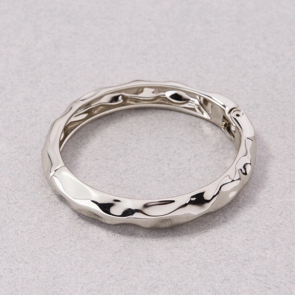 Sztywna srebrzona bransoletka o wytłaczanej powierzchni. SILVER MOON