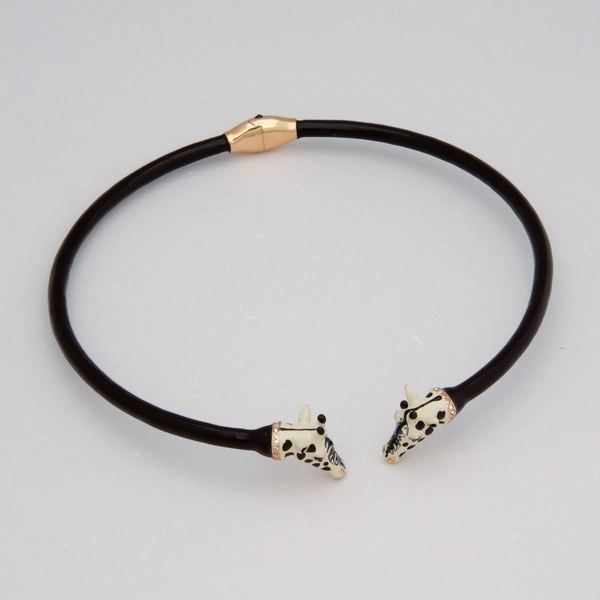 Sztywny naszyjnik z dwiema głowami żyraf z cyrkoniami. LUSTRZANE ODBICIE