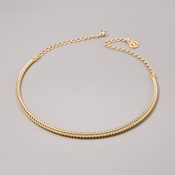 Sztywny pozłacany naszyjnik z ozdobnym spiralnym splotem. SPIRALA ŚWIATŁA