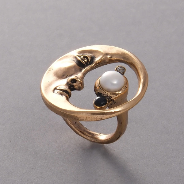 Pozłacany pierścionek z księżycem, perłą i kryształkiem. PERLA DI NOTTE