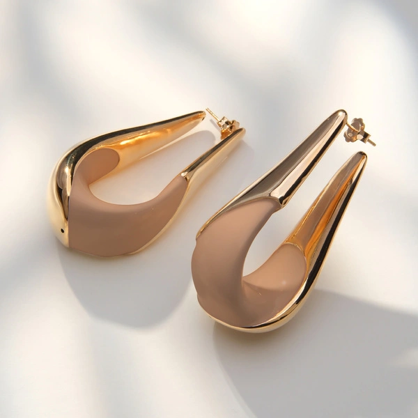 Duże pozłacane kolczyki z ciemnobeżową emalią. KAWA Z MLEKIEM