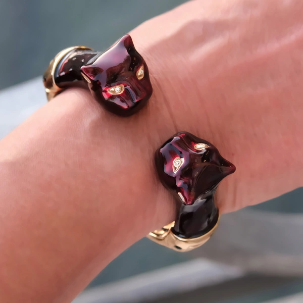 Złocona bransoletka z panterami w kolorze cabernet. SERENA