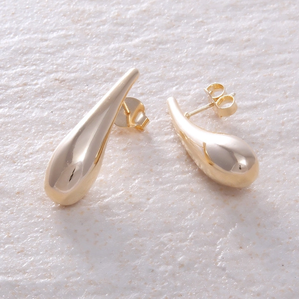 Małe pozłacane kolczyki w kształcie wydłużonych kropli. LENIWY DESZCZ