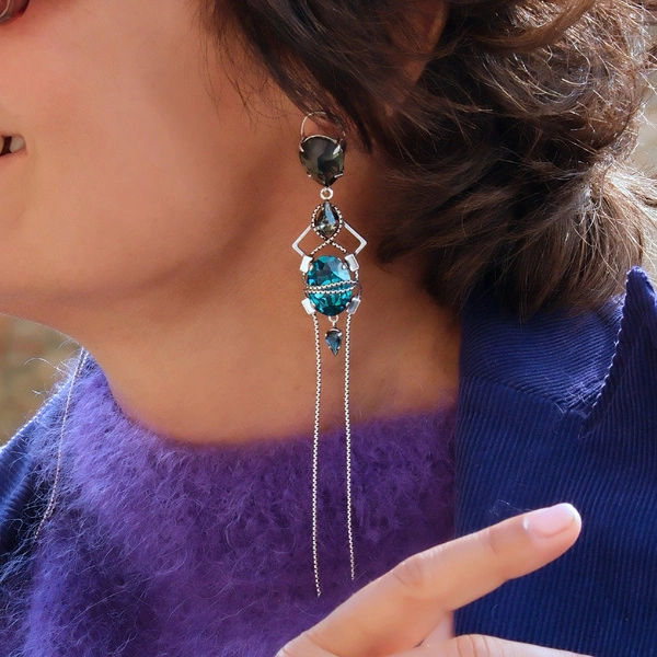 Złocone kolczyki z błękitnymi i szarymi kryształkami. ŻYWE SREBRO 