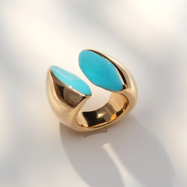 Złocony pierścionek w emalii w błękitnej tonacji. DWA NIEBA