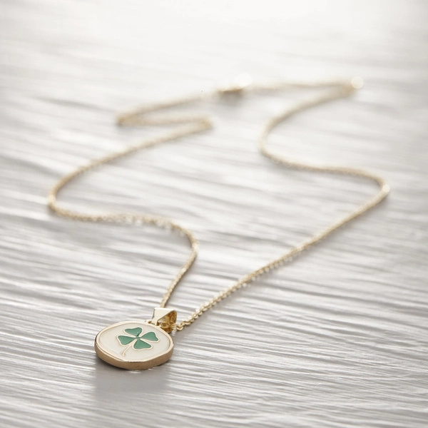 Krótki wisiorek na łańcuszku z zawieszką koniczynką. SZCZĘŚCIE