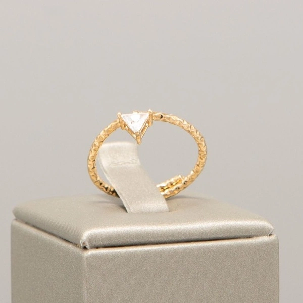Pozłacany otwarty pierścionek z trójkątnym kryształem. TREBBIANO