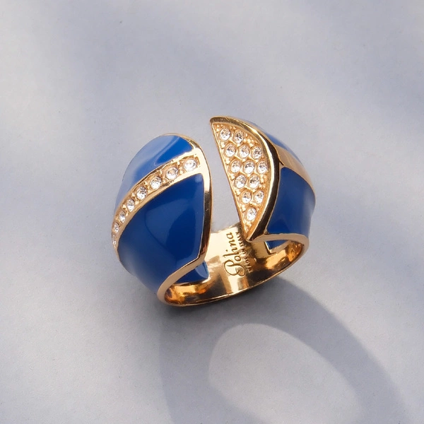 Otwarty pozłacany pierścień z  granatową emalią i cyrkoniami. EVA