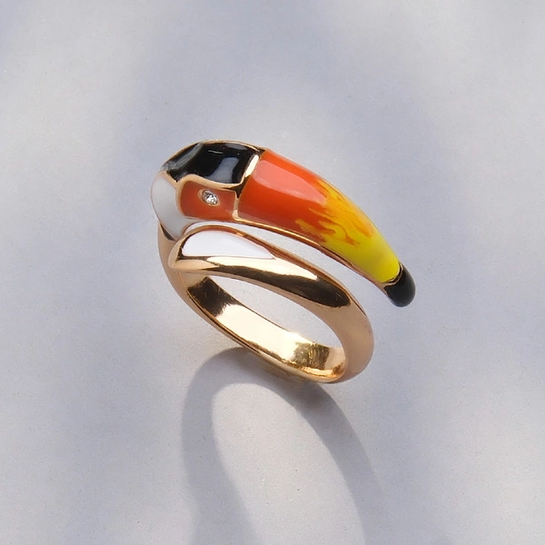 Złocony pierścionek z głową kolorowego tukana. CANTO DEL TUCANO