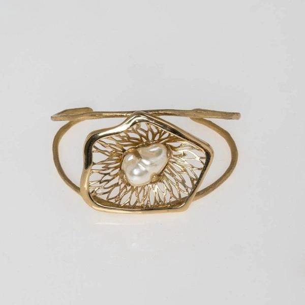 Pozłacana bransoletka z ażurowym dekorem z perłą. UTKANE MARZENIA