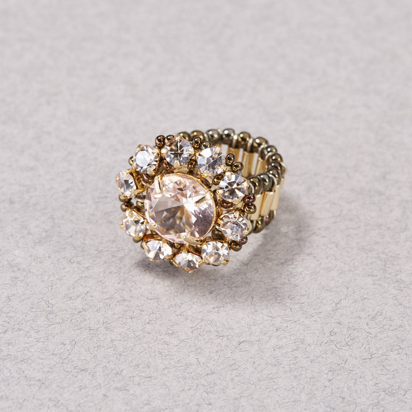 Piękny pierścionek z brzoskwiniowym kryształkiem.  