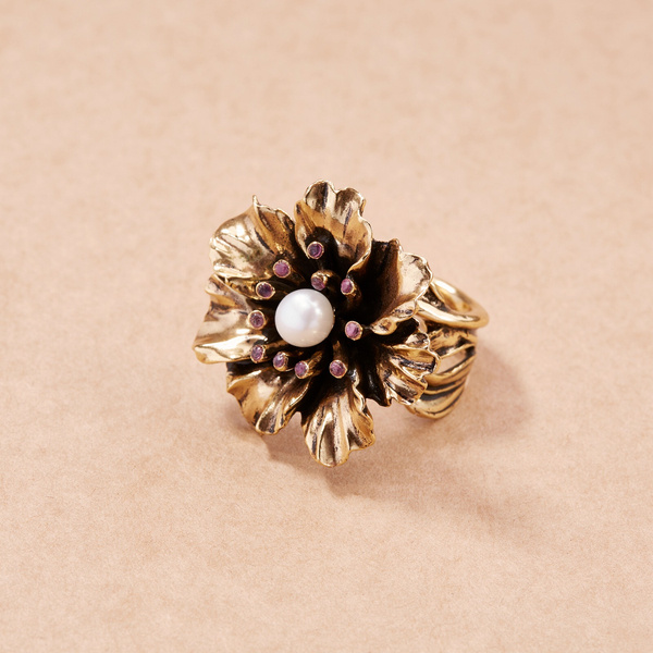 Pierścionek w kształcie kwiatu z perłą i ametystami. BONA SFORZA