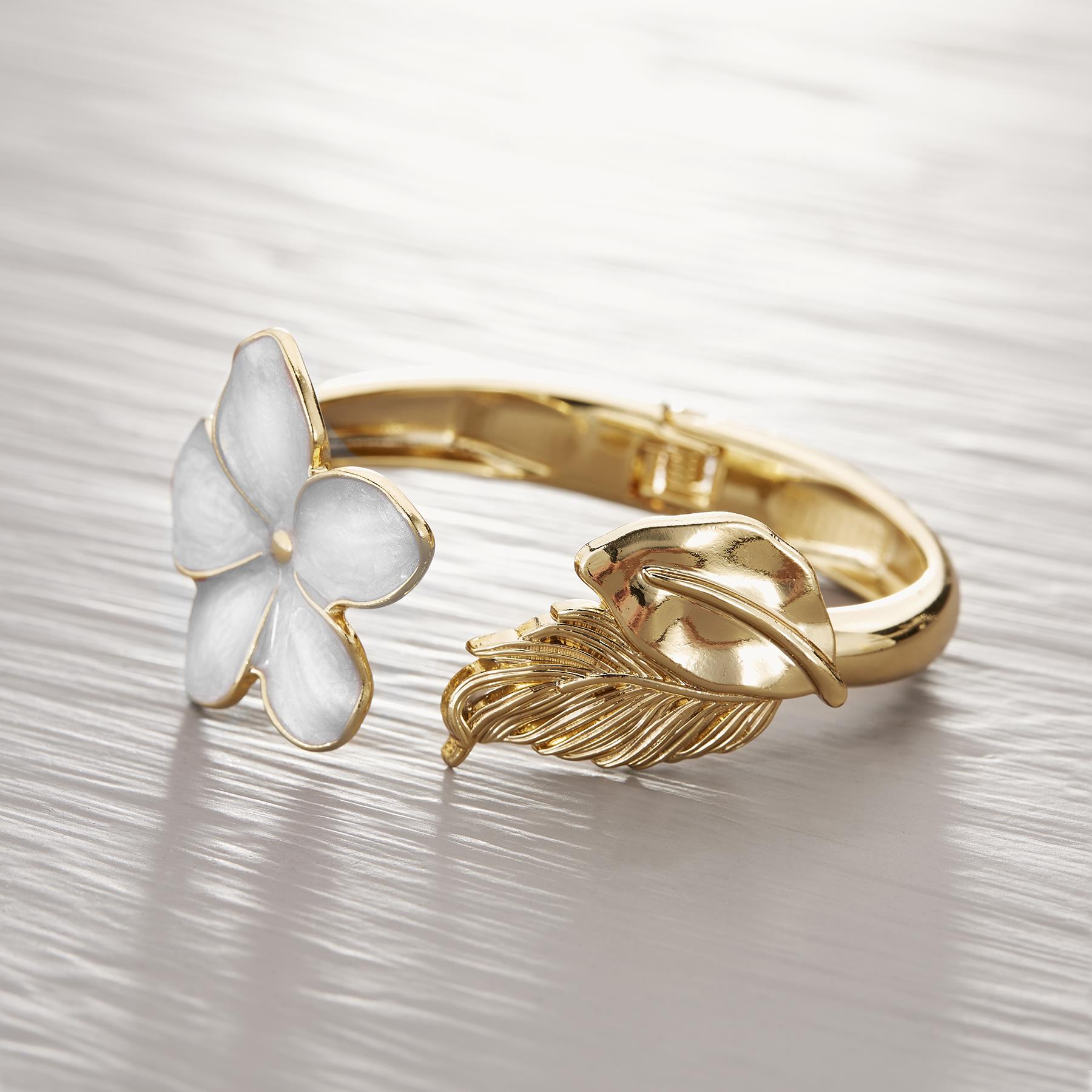 Złota, sztywna bransoletka z dekorem - białym kwiatem. CZYSTOŚĆ